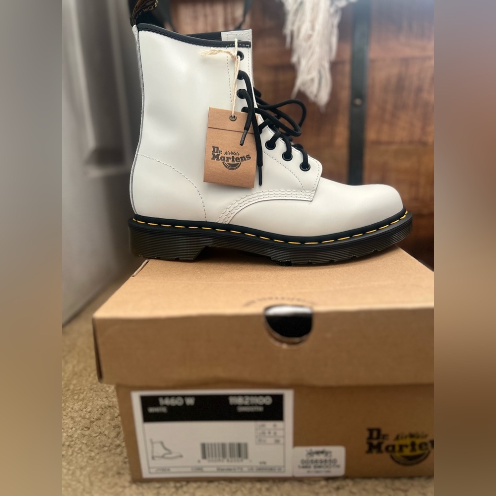 Dr.Marten 1460 smooth leather lace up boots.